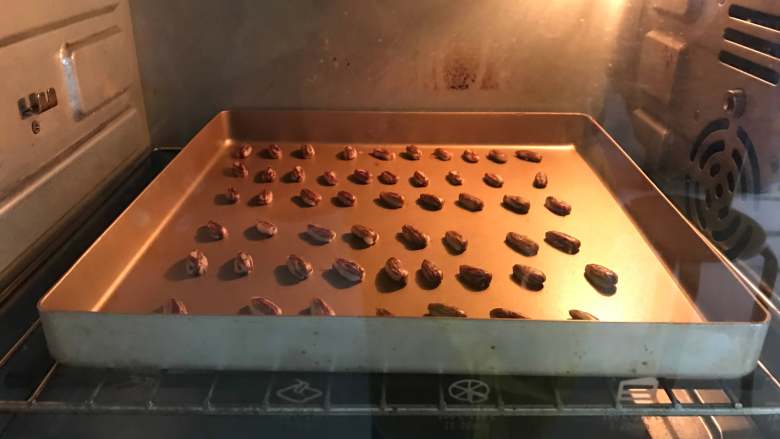 奶香瓜子酥,放入预热好的烤箱,中下层,上下火,150度15分钟左右。