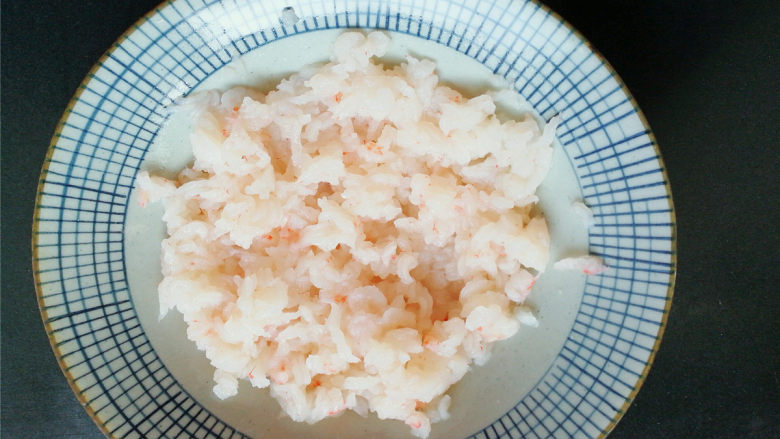 双色磷虾饼,磷虾肉解冻后,打散备用