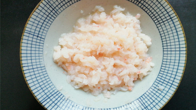 双色磷虾饼,加入1撮盐和半勺<a style='color:red;display:inline-block;' href='/shicai/ 718'>料酒</a>搅拌均匀,腌制5分钟