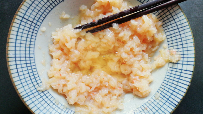 双色磷虾饼,磕入半个鸡<a style='color:red;display:inline-block;' href='/shicai/ 17'>蛋清</a>,搅拌至虾肉上筋