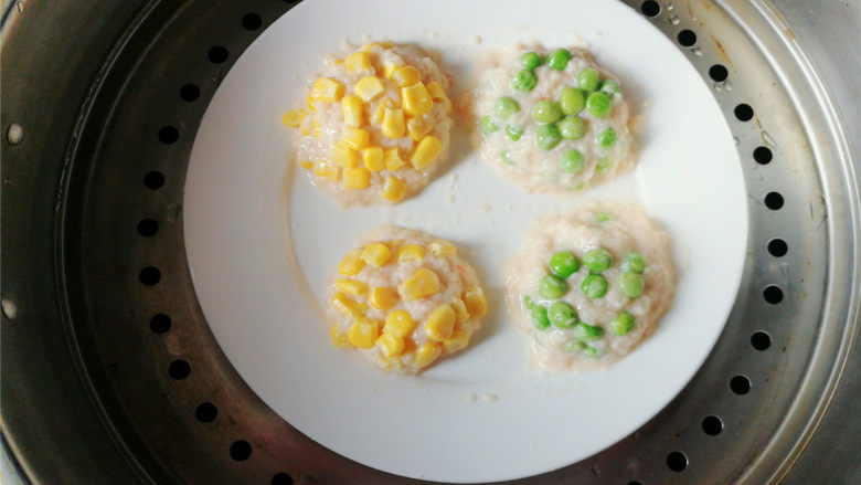 双色磷虾饼,上锅蒸制,蒸8-10分即可