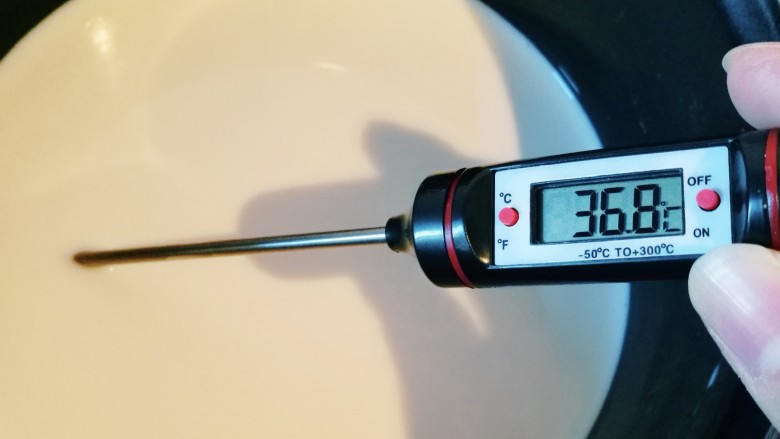 宝宝酸奶,牛奶倒入奶锅,温热下,关火倒入奶粉(不加的这步可省略)。凉至35℃-42℃。