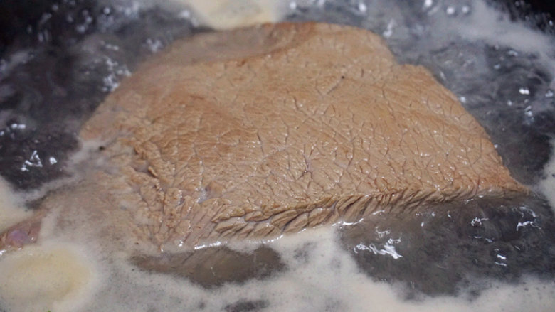 麻辣牛肉干 ,提前将原材料准备好
叨叨叨:自己吃肯定选用最好的贵州黄牛肉的精肉来制作啦,不喜欢吃带筋的