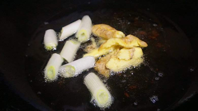 麻辣牛肉干 ,将煮熟的牛肉放凉切成长4厘米粗0.7厘米左右的条子待用