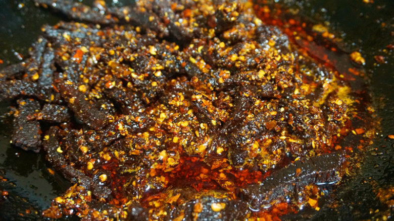 麻辣牛肉干 ,临出锅前淋入<a style='color:red;display:inline-block;' href='/shicai/ 3738'>芝麻油</a>,拌匀即可出锅