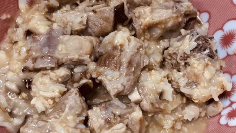 宝宝最爱 香菇排骨粥,当当当!大功告成!排骨挑起来拆肉给宝宝吃,或者可以拿给宝宝自己啃啃看哦!能训练宝宝自己进食。放心吧,辅食宝宝自己有分寸不会噎住自己的。