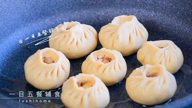 杂蔬鱼肉生煎包,放入锅中,全部做完,倒些油,盖盖中火将包子底煎成金黄色。不确定是不是金黄色可以开锅看看。