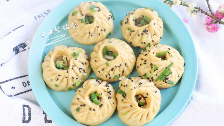 杂蔬鱼肉生煎包,底部硬脆,其余都是绵软的面皮。鱼肉馅鲜美无比~。