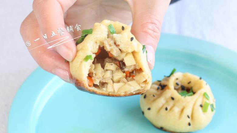 杂蔬鱼肉生煎包,很快被吃光,只剩下2个的时候,想起来赶紧拍个包子内景照。