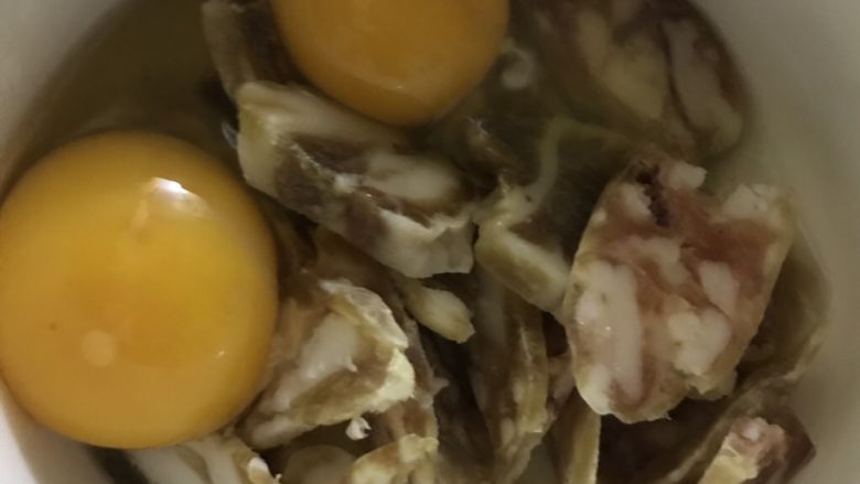 蛋蒸香肠,打好鸡蛋的样子