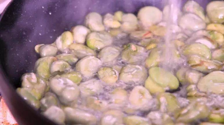 无比鲜美的葱油蚕豆,又香又嫩软绵绵,倒入清水,关盖焖2分钟