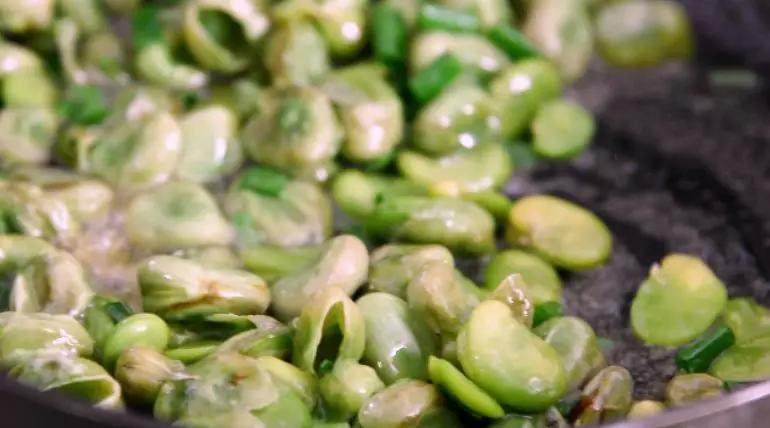 无比鲜美的葱油蚕豆,又香又嫩软绵绵,开盖,撒上葱花,翻炒均匀即可
