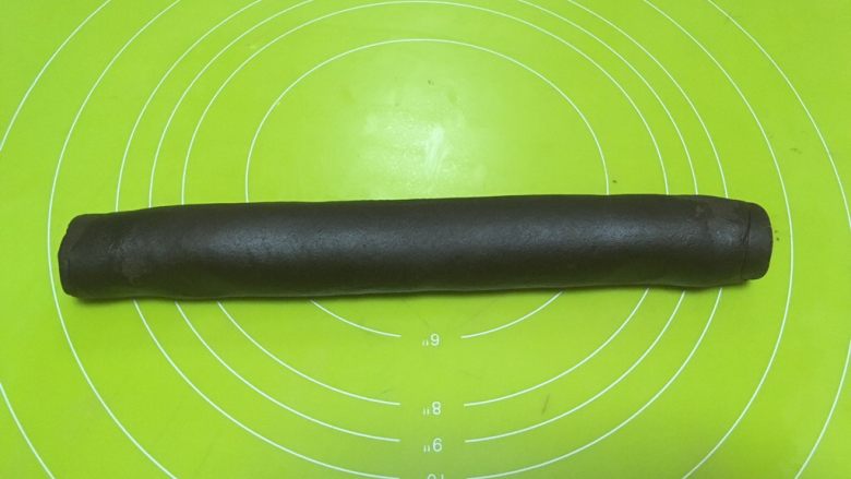 仿真核桃酥,将擀好的长方形从一边慢慢卷起来,要卷紧,之后搓均匀