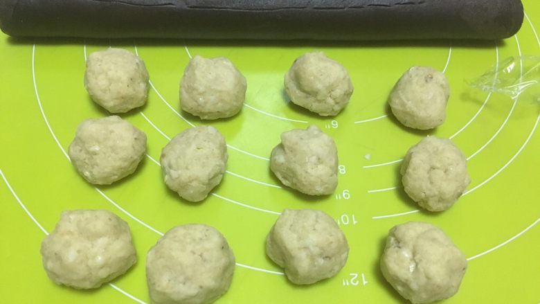 仿真核桃酥,冰箱取出冷藏的馅,分成12等份
