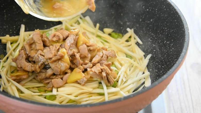 清新爽口的家常小菜,吃一口你就会爱上,倒入肉丝,加入生抽、2勺糖、1勺盐继续翻炒。