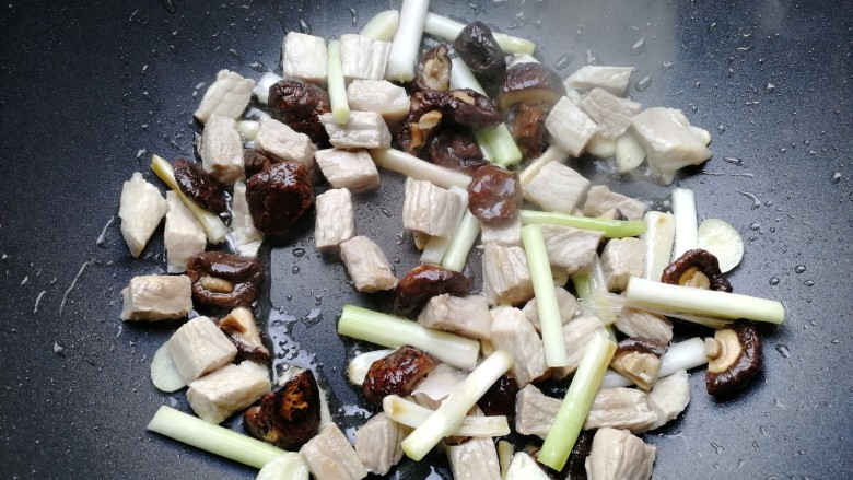 贝贝南瓜饭,再加入瘦肉,翻炒