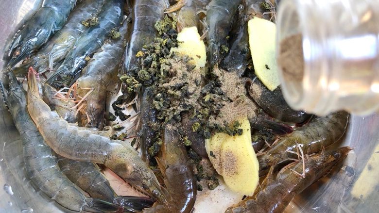 茶叶虾,加入黑胡椒粉,搅拌均匀,腌制10分钟