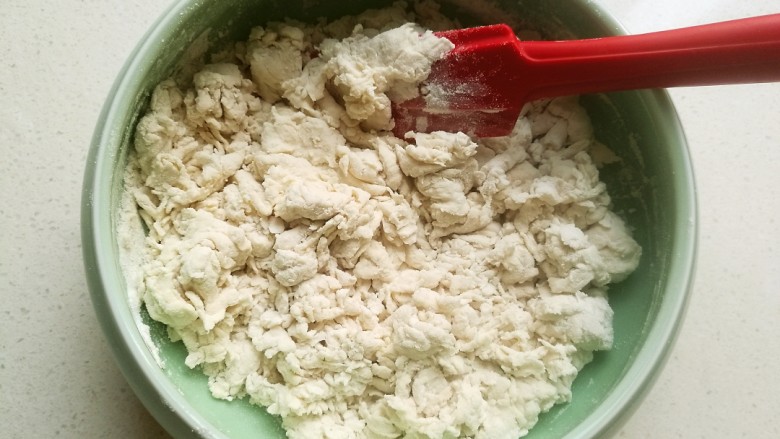 鲜香肉馅饼,用括刀搅拌均匀,成絮状后。