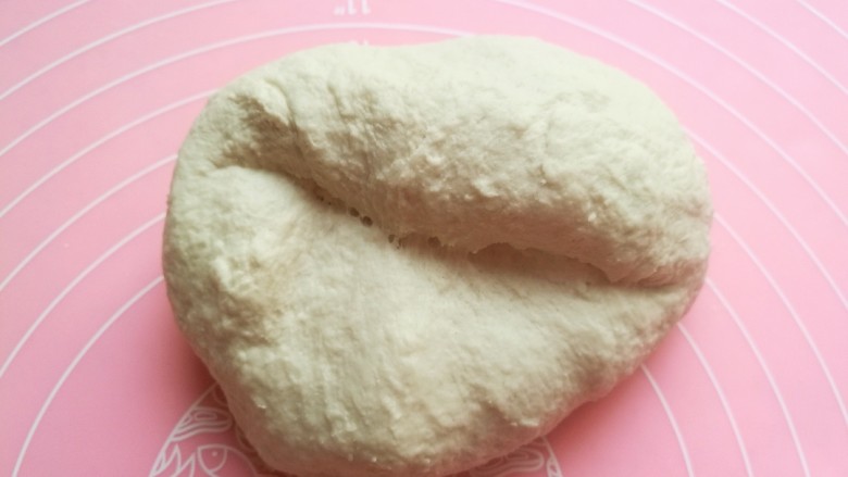 鲜香肉馅饼,拿到台面,揉成一个光滑面团,制作这道馅饼的面团要非常非常软,软到很粘手的程度(如果觉的太软难操作,可适当加点面粉)。