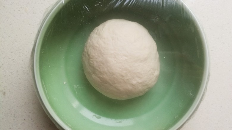 鲜香肉馅饼,面团揉好后,盖上保鲜膜静置30分钟。