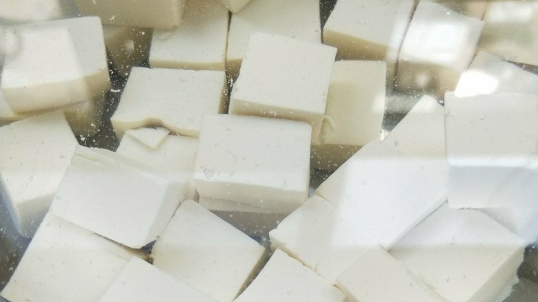 莴苣叶炒豆腐,捞出豆腐放凉水中浸泡,炒前捞出沥干。