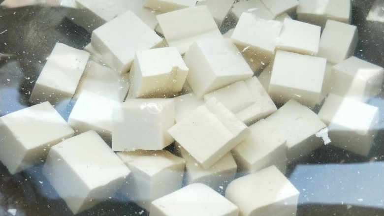 莴苣叶炒豆腐,冷水锅,适量盐,放豆腐,煮至水微微冒泡。