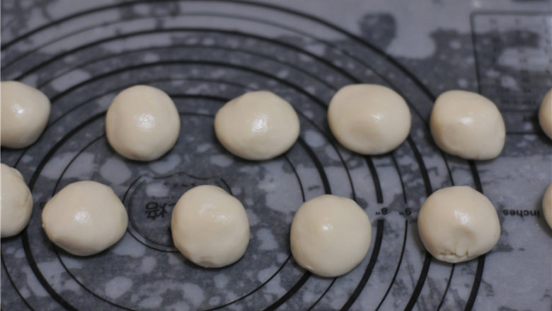 蛋黄酥,松弛好的油皮平分成12份，每份23克左右