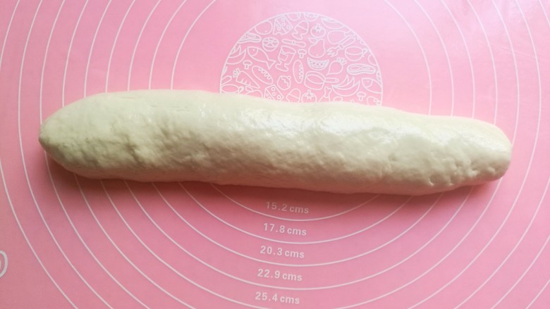 鲜香肉馅饼,手上也涂抹植物油,将面团捏成长条。