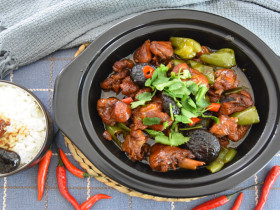 嫩滑多汁，色泽均匀，米饭最佳伴侣——黄焖鸡米饭