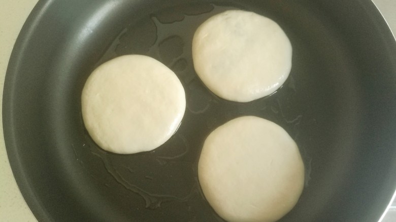 鲜香肉馅饼,锅中放油预热,放入肉饼,开小火慢慢的烙。