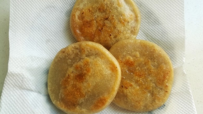 鲜香肉馅饼,盛出后放在厨房纸上控油,然后就可以吃了。