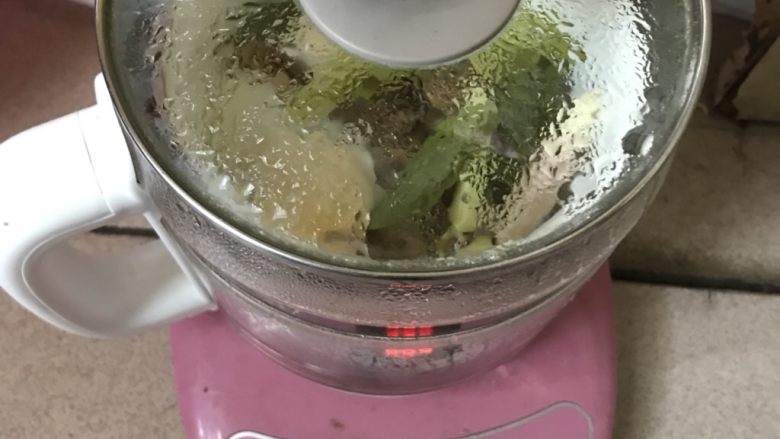 蛋蒸香肠,放入蒸壶中