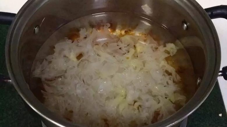 牛奶桃胶银耳羹,在锅内放入适量的水,开大火,把洗干净的桃胶和银耳倒入锅内。