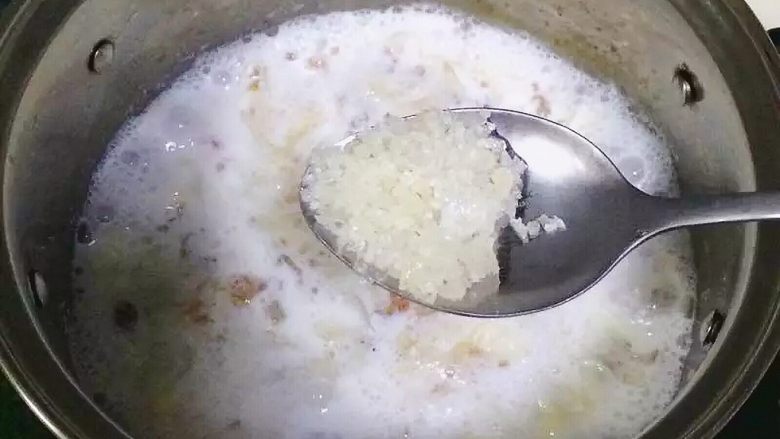 牛奶桃胶银耳羹,最后加入冰糖调味(这里的冰糖我事先碾碎了)。