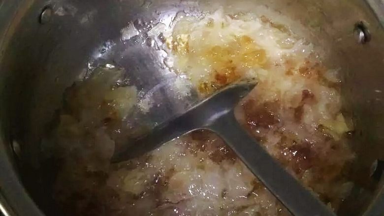 牛奶桃胶银耳羹,一直熬制到水分快干,要搅拌观察,以免糊锅了。