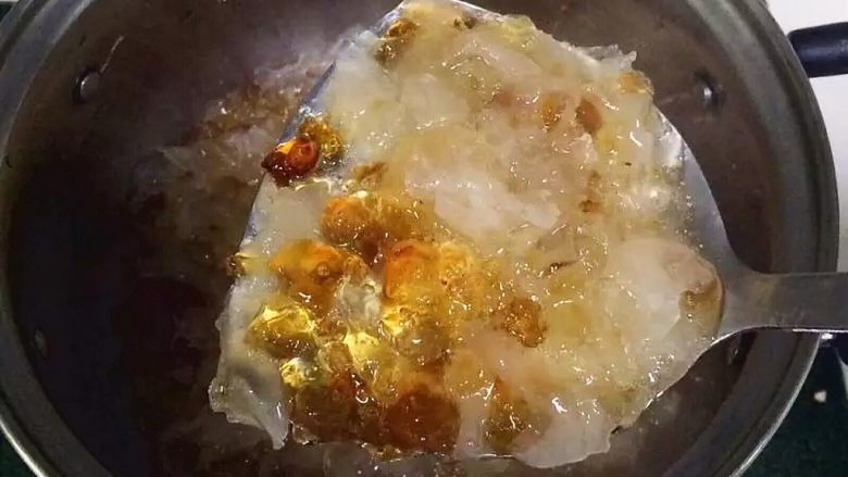 牛奶桃胶银耳羹,这时银耳和桃胶基本都已经熟了,非常的柔滑,汤汁很黏稠。