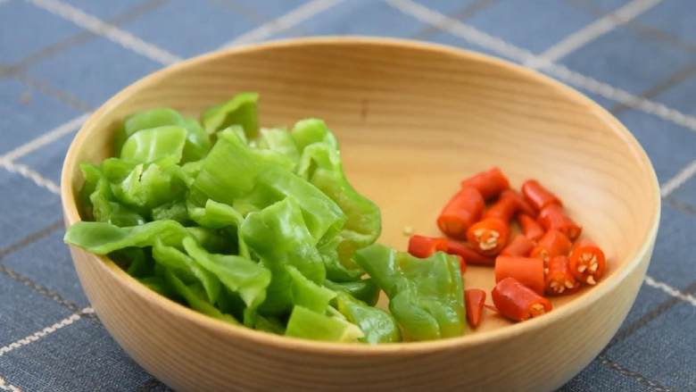 嫩滑多汁,色泽均匀,米饭最佳伴侣——黄焖鸡米饭,青红椒切块。