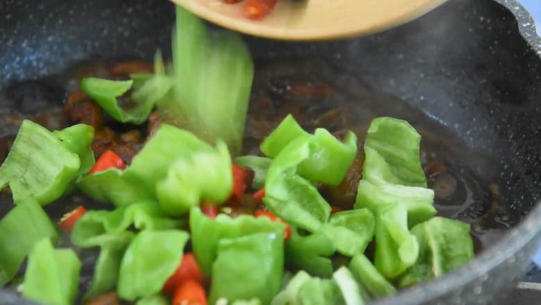 嫩滑多汁,色泽均匀,米饭最佳伴侣——黄焖鸡米饭,待鸡肉烧的软烂,汤汁浓稠(汤汁也不宜收的太干)。放进青红椒块。