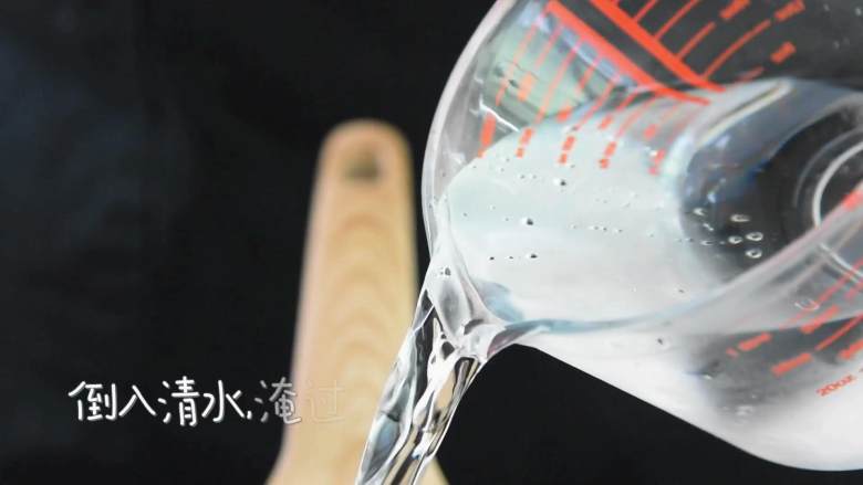 嫩滑多汁,色泽均匀,米饭最佳伴侣——黄焖鸡米饭,倒入适量清水,水能淹住鸡块即可。煮开后,再煮十分钟