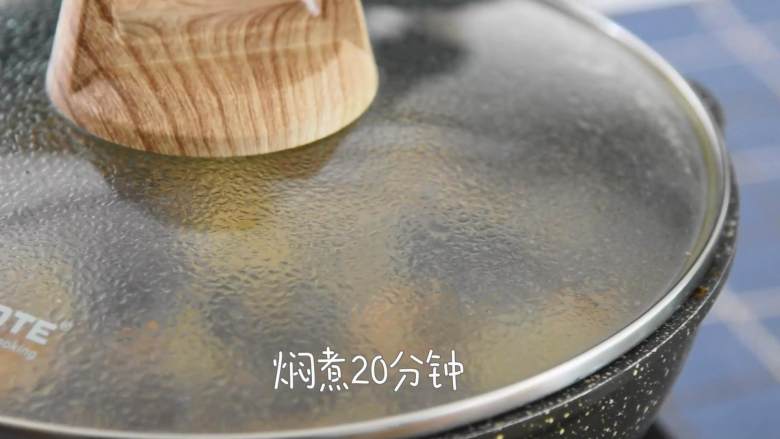 嫩滑多汁,色泽均匀,米饭最佳伴侣——黄焖鸡米饭,焖煮20分钟