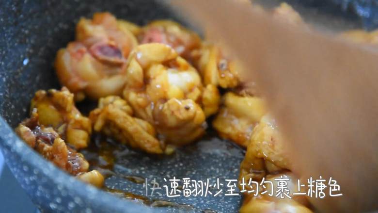 嫩滑多汁,色泽均匀,米饭最佳伴侣——黄焖鸡米饭,快速放入沥干水的鸡块,转大火,快速翻炒;让鸡块均匀裹上糖色。
