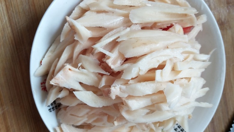 蒜苗炒藕丝,切成丝