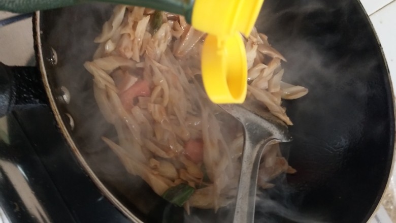 蒜苗炒藕丝,加入<a style='color:red;display:inline-block;' href='/shicai/ 768'>香醋</a>翻炒