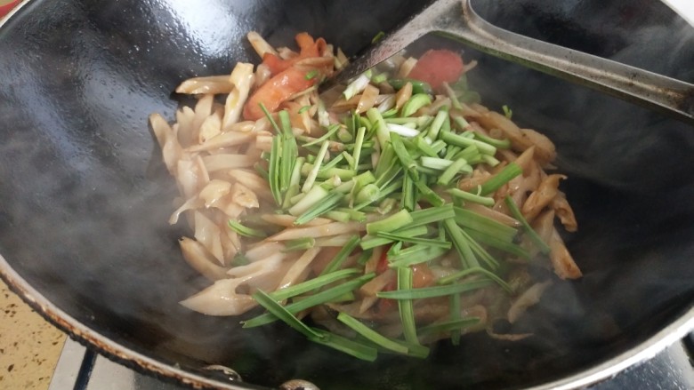蒜苗炒藕丝,加入蒜苗