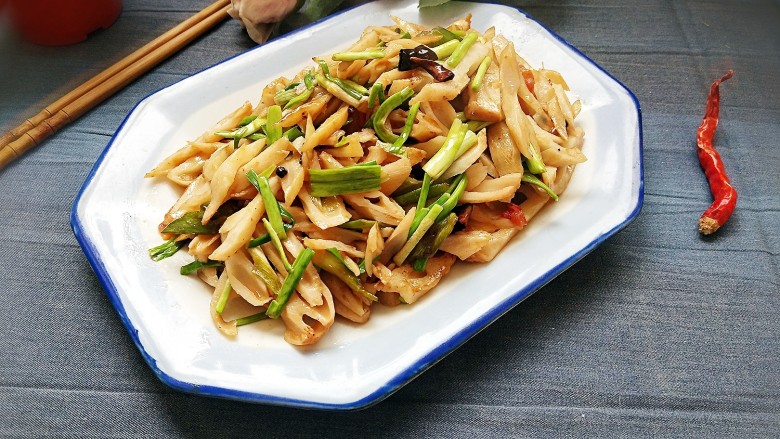 蒜苗炒藕丝,入盘享用吧