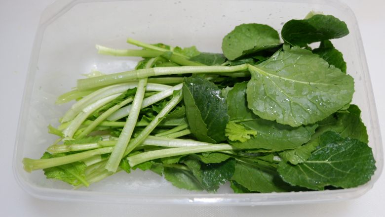 快手早餐—绿油油的青菜饼,<a style='color:red;display:inline-block;' href='/shicai/ 3517'>青菜</a>摘成小片,洗干净(好好洗哦,有沙子)