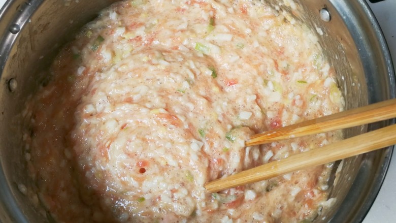 黄金脆口山药肉圆,再顺时针搅拌至有粘性的肉馅