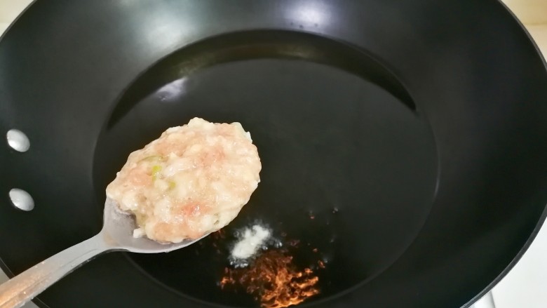 黄金脆口山药肉圆,用勺子接住,放入提前烧热的油锅中