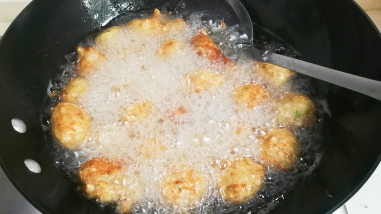 黄金脆口山药肉圆,炸至表面定型浅黄色 用锅铲轻轻翻面中火炸