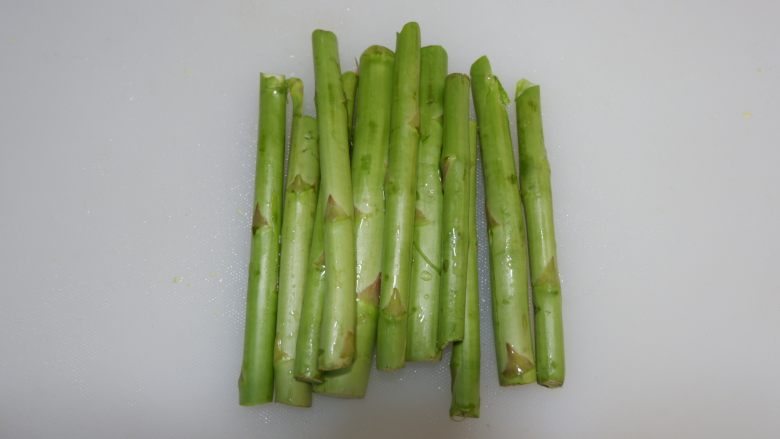 腊肠芦笋丁,芦笋根准备好,笋尖就拿去炒高级菜好啦~
